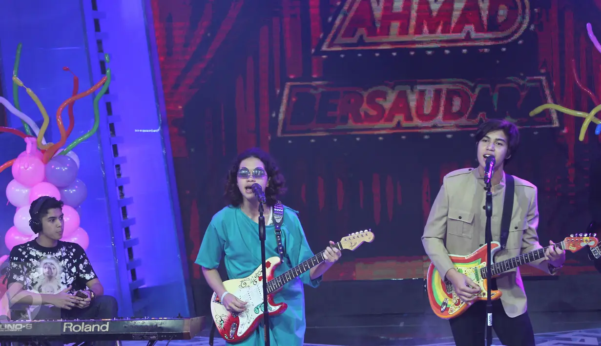 Personel band Ahmad bersaudara, Al, El dan Dul saat mengisi acara Mom & Kids Awards 2015 di Jakarta, Selasa (22/12). Dul datang ke lokasi acara menggunakan kursi roda usai menjalani operasi lepas pen. (Liputan6.com/Herman Zakharia)