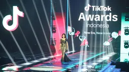 Ajang ini bagian dari penghargaan terhadap para kreator dan penerbit konten yang dinilai mampu memberikan hiburan, inspirasi, serta dampak positif bagi komunitas TikTok sepanjang 2025. Tampak dalam foto, kemeriahan malam puncak TikTok Awards Indonesia 2025 di Studio Emtek City Indosiar, Jakarta, pada Jumat (21/11/2025) malam. TikTok resmi menobatkan 19 pemenang dari 16 kategori dalam malam puncak TikTok Awards Indonesia 2025 yang digelar pada Jumat (21/11/2025). (Kapanlagi.com/Budy Santoso)