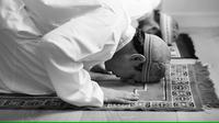 ilustrasi sholat (freepik.com)