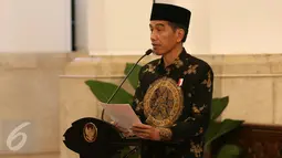 Presiden Joko Widodo memberi sambutan saat kedatangan Pangeran Khalid bin Sultan Abdul Aziz Al Suud saat melakukan pertemuan di Istana Merdeka, Jakarta, Kamis (4/5). (Liputan6.com/Angga Yuniar)