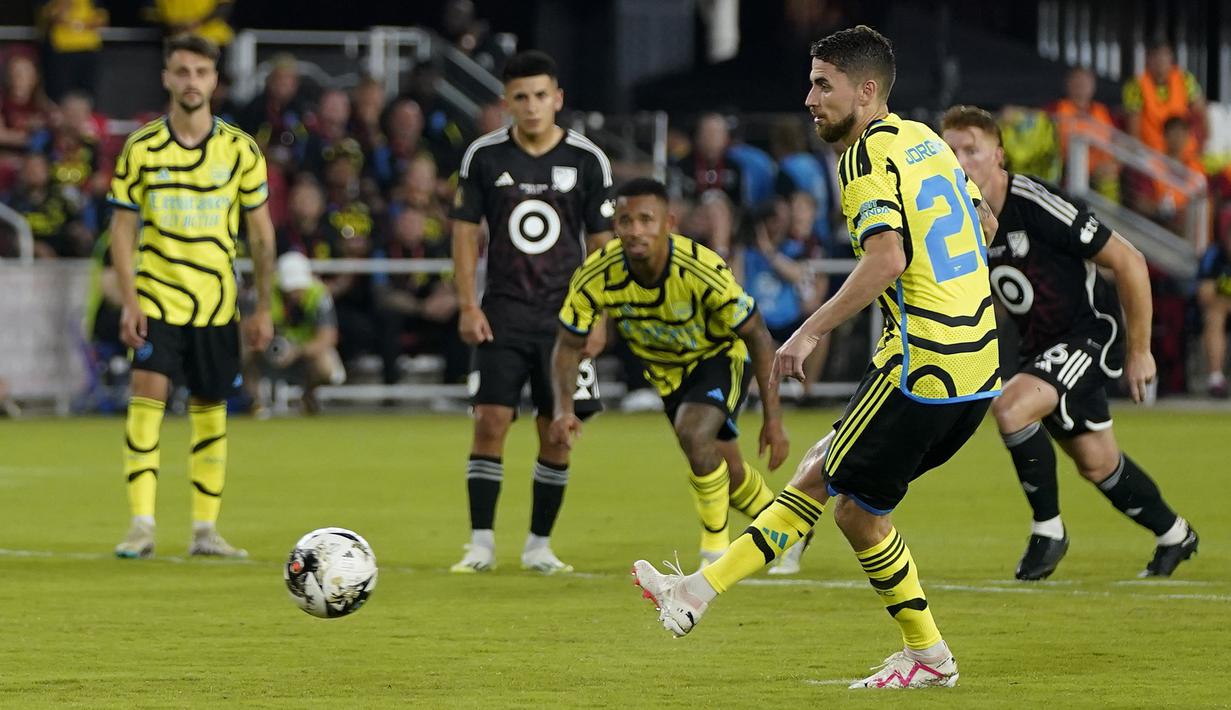 Gelandang Arsenal, Jorginho mencetak gol ketiga timnya ke gawang MLS All-Stars melalui eksekusi penalti pada laga pramusim 2023/2024 di Washington DC, Amerika Serikat, Kamis (20/7/2023) pagi WIB. (AP Photo/Alex Brandon)