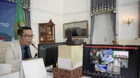 Gubernur Jabar Ridwan Kamil saat menghadiri video conference Rapat Koordinasi (Rakor) Program Hotline Isoman di Gedung Pakuan, Kota Bandung, Senin (5/7/2021). (Foto: Rizal/Biro Adpim Jabar)