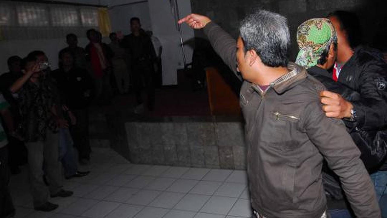 Sidang Aceng ditunda, warga marah-marah di gedung DPRD Garut