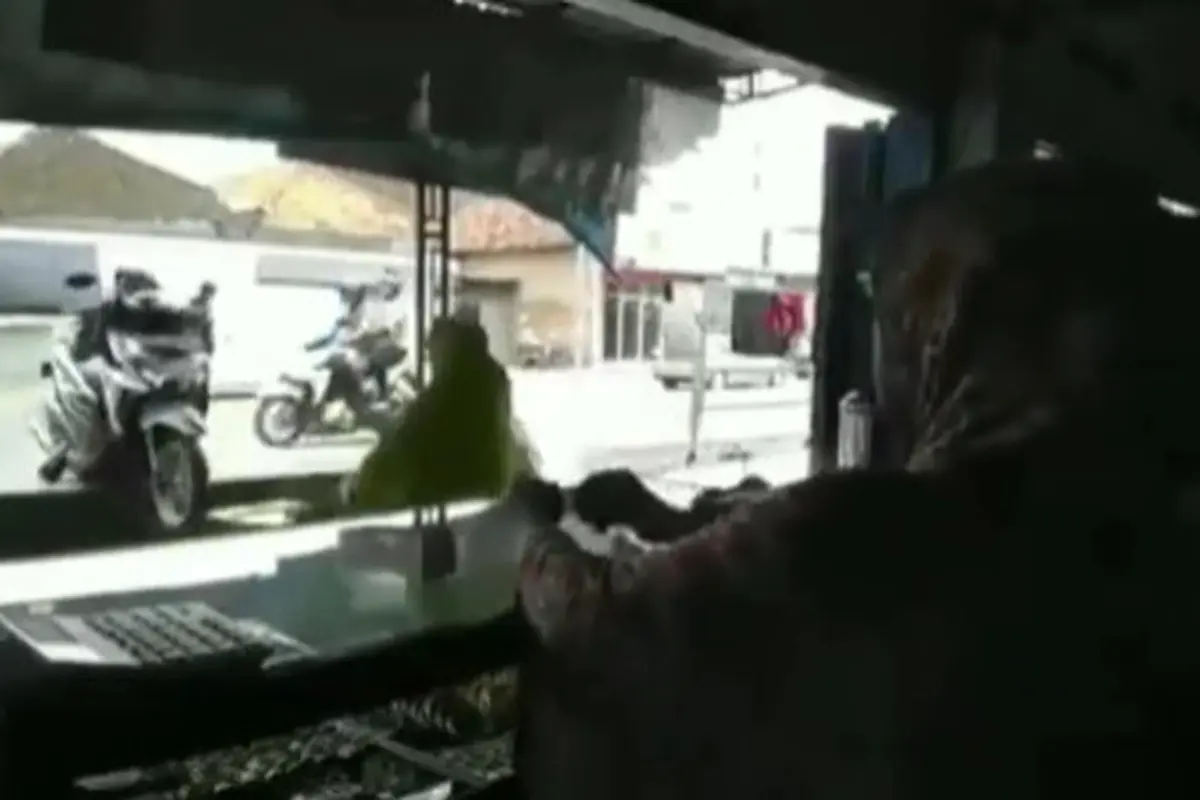 Melibatkan seorang remaja, kecelakaan yang seharusnya bisa dihindari terjadi karena pengendara tak mampu mengendalikan kendaraannya.