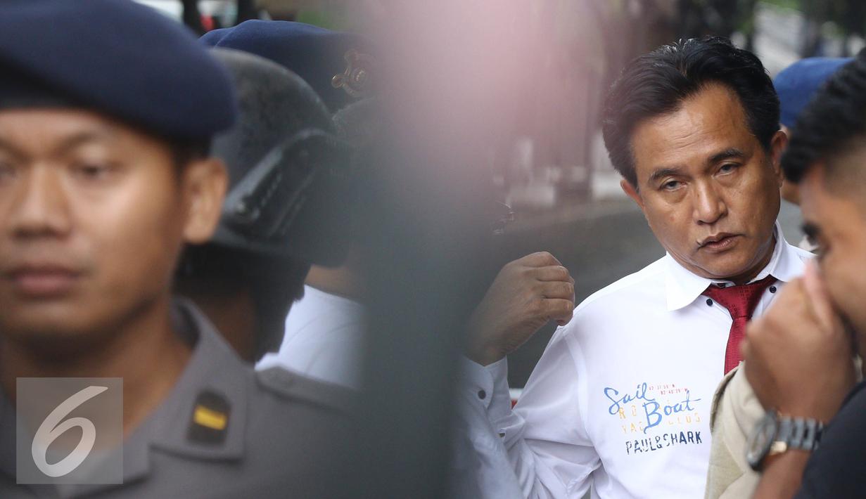 Kuasa hukum Rachmawati Soekarnoputri, Yusril Ihza Mahendra (kanan) saat berada di Mako Brimob Kelapa Dua, Depok, Jawa Barat, Jumat (2/12). (Liputan6.com/Herman Zakharia)