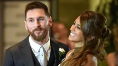 Bintang Barcelona, Lionel Messi, bersama istrinya Antonella Roccuzzo menemui wartawan usai mengadakan resepsi pernikahan di Kompleks City Center, Santa Fe, Jumat (30/6/2017). (AFP/Eitan Abramovich)