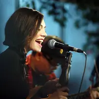 "Aku tuh orangnya ga percayaan. Walau aku landing di Manila, aku ga percaya sampai rekaman selesai. Akhirnya kita showcase di depan media sana, baru aku oh iya ini beneran, rasanya ga bisa dijelasin," kata Shae. (Deki Prayoga/Bintang.com)