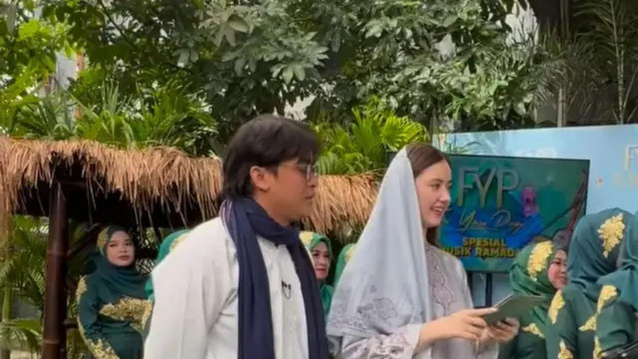 7 Potret Vika Pakai Kerudung, Billy Syahputra Ajari Pacar Bule Agama Islam