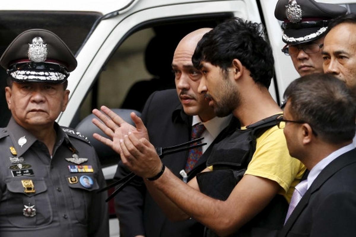 Ketatnya pengawalan tersangka bom Bangkok saat rekonstruksi