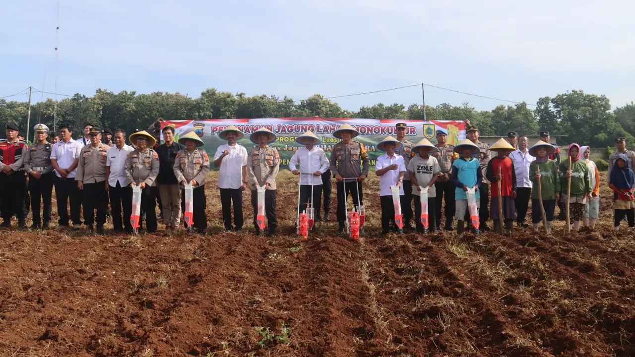 Penanaman jagung di lahan tidur. (Foto: Liputan6.com/Humas Polres Pemalang)