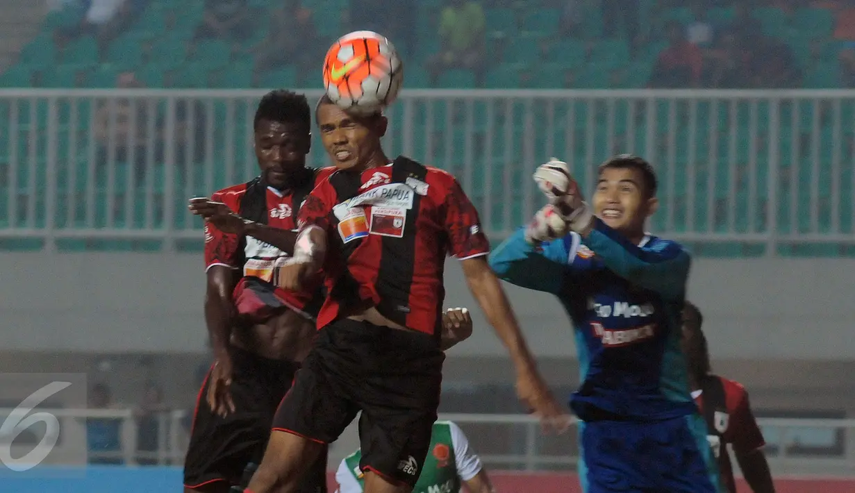 Bek Persipura, Ricardo Salampessy (tengah) melakukan sundulan saat laga melawan PS TNI di lanjutan Torabika Soccer Championship presented by IM3 Ooredoo di Stadion Pakansari Kab Bogor, Minggu (19/6). Persipura unggul 3-1. (Liputan6.com/Helmi Fithriansyah)