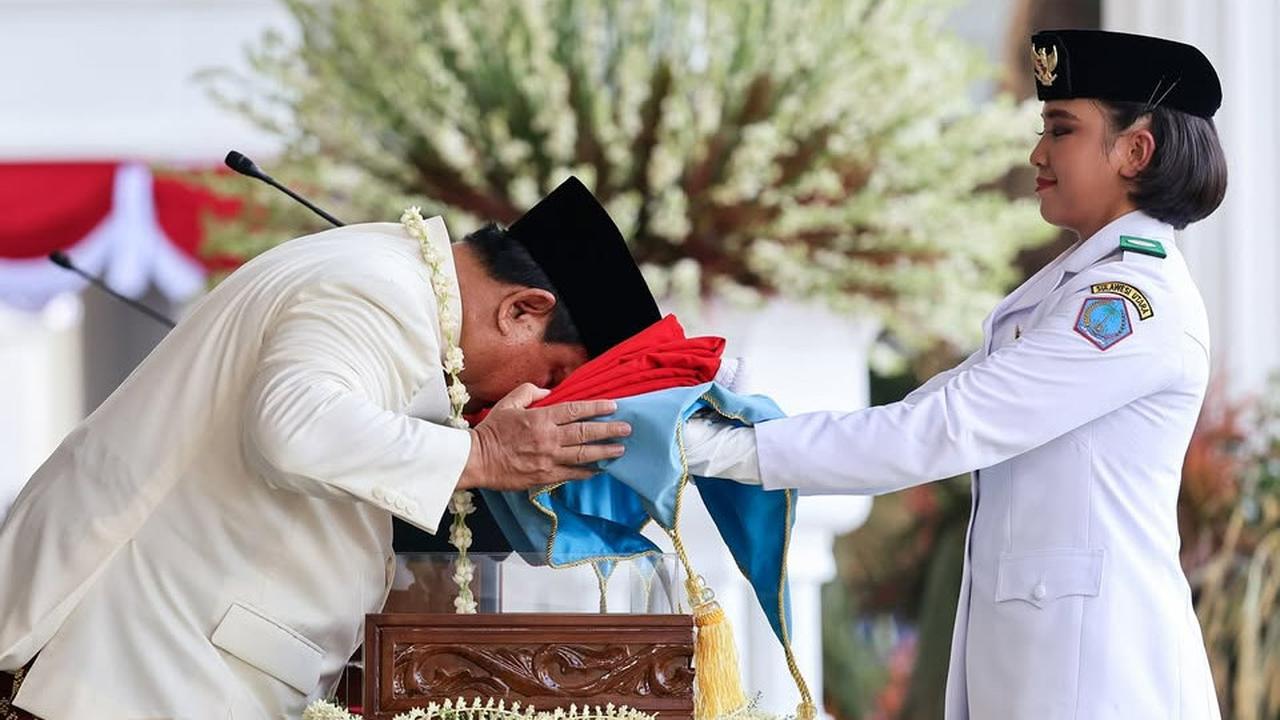 VIDEO: Momen Prabowo Cium Bendera Merah Putih Sebelum Dikibarkan di Istana