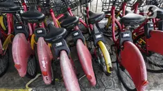 Kondisi sepeda sewaan untuk masyarakat umum di Jakarta, Kamis (21/7/2022). Penyewaan sepeda milik Pemprov DKI Jakarta bernama ‘Gowes’ ini terlihat memprihatinkan dan tidak terawat dengan warna sepeda yang mulai pudar serta rantai, jok, stang mengalami kerusakan sehingga membuat minat masyarakat untuk mencobanya berkurang. (Liputan6.com/Johan Tallo)