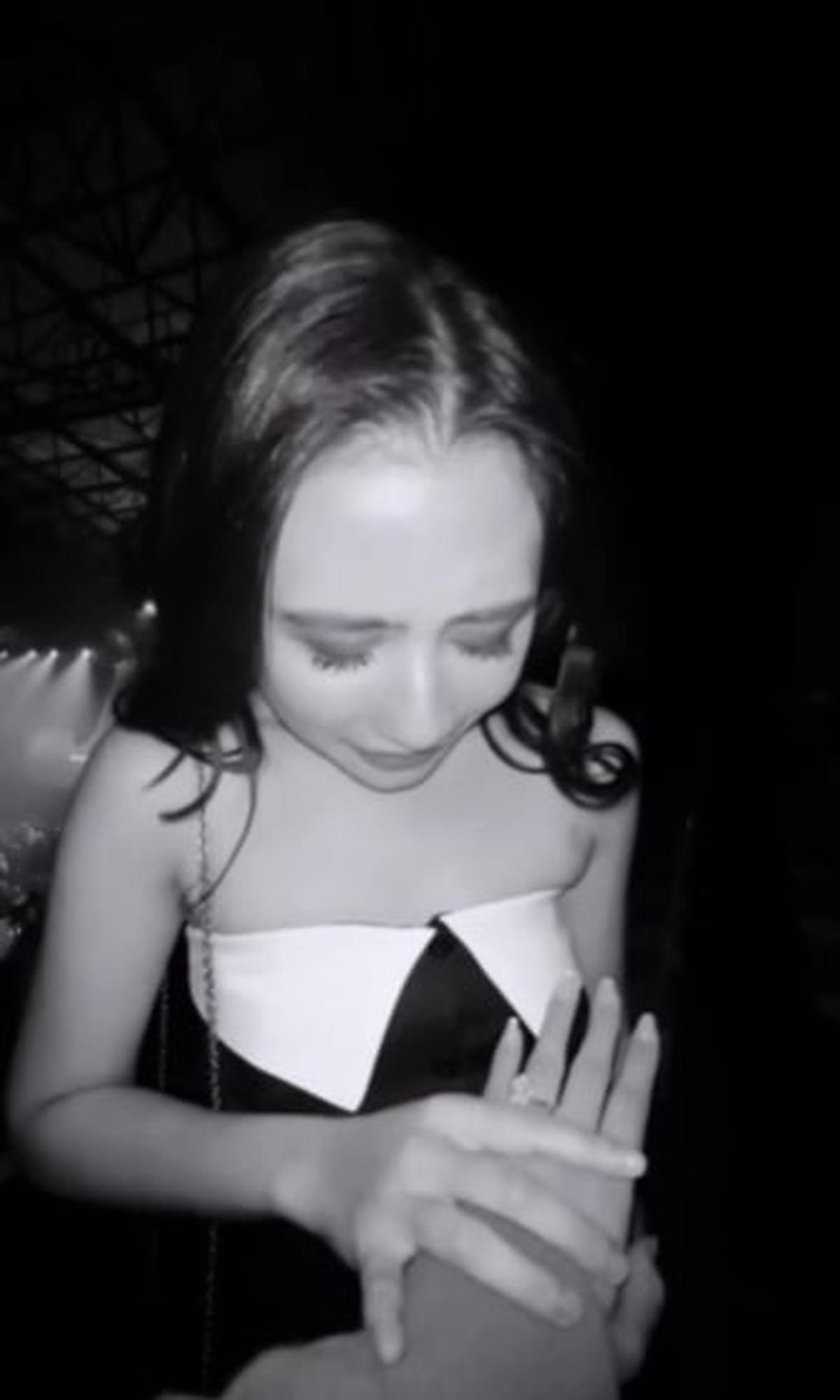Reaksi Prilly Latuconsina saat Shenina Cinnamon Pamer Cincin Lamaran, Ikut Menangis Haru di Tengah Konser Sal Priadi