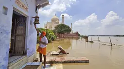 Banjir juga menenggelamkan salah satu taman yang berdekatan dengan Taj Mahal setelah hujan monsun yang tercatat membanjiri sungai-sungai di India utara selama tiga minggu terakhir.  (AP Photo/Aryan Kaushik)