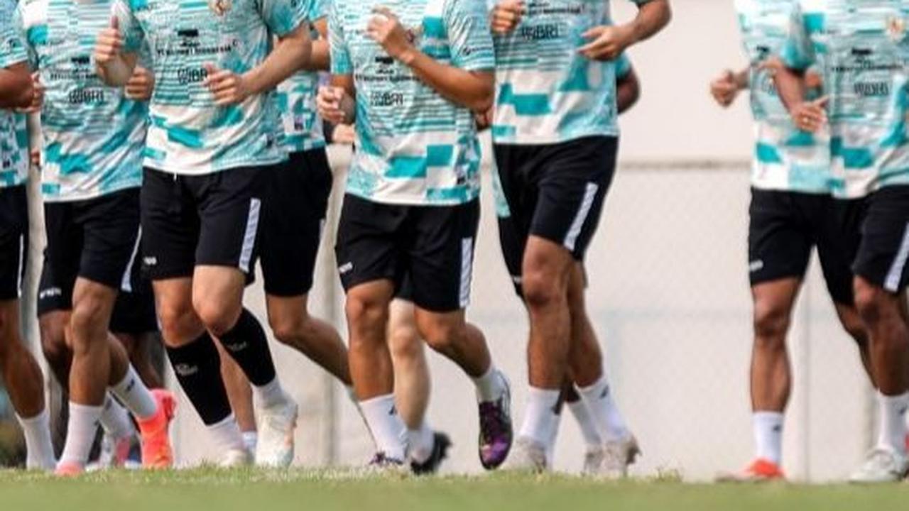 Sebanyak 18 pemain hadir dan mengikuti sesi latihan perdana yang digelar secara terbuka. Foto: Bola.com / Bagaskara Lazuardi