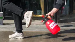 Petugas medis disemprot cairan disinfektan saat kembali ke hotel setelah bekerja di Wuhan, China, 20 Februari 2020. Beberapa langkah pencegahan dilakukan secara ketat selama dan sesudah jam kerja oleh para pekerja medis untuk membantu dalam perjuangan  melawan virus corona. (Xinhua/Cai Yang)