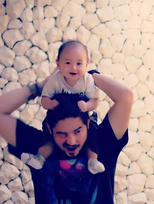 Tidak hanya Donny Michael, yang menikmati peran barunya, tapi juga sang istri, Aryani Fitria. Artis sinetron itu tengah menikmati perannya sebagai ibu. Sedang menikmati perkembangan Isco buah hatinya. (Instagram/donnymichael)