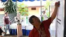 Petugas menghitung surat suara Pemilu 2019 di TPS 079 Panti Sosial Bina Laras Harapan Sentosa 2, Jakarta, Rabu (17/4). Di TPS tersebut, pasangan nomor urut 01 memperoleh 61 suara, pasangan nomor urut 02 memperoleh 55 suara, sementara suara tidak sah sebanyak 88 suara. (Liputan6.com/Immanuel Antonius