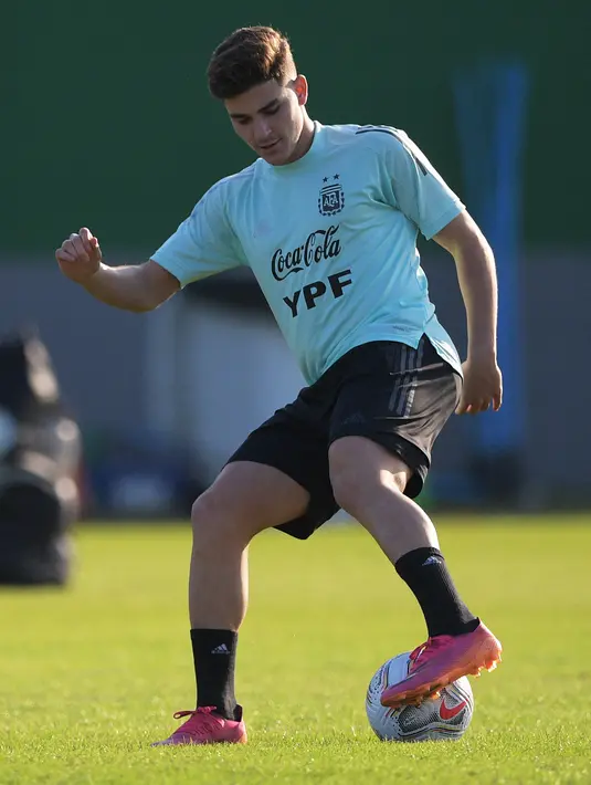 Penyerang Argentina, Julian Alvarez  mengontrol bola saat sesi latihan jelang pertandingan final Copa America melawan Brasil di Rio de Janeiro, Brasil, Jumat (9/10/2021).  Argentina dan Brasil akan bertanding untuk memperebutkan gelar juara Copa America 2021 di stadion Maracana. (AFP Photo/Carl De S