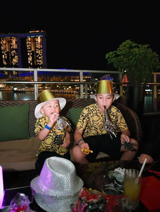 Sebagai anak sultan Andara, Rafathar, Rayyanza, dan Lily kompak kenakan outfit dari Versace. Sehingga terlihat seperti seragam tahun baru keluarga [@raffinagita1717]