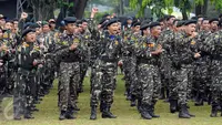 Anggota Banser NU meneriakkan yel yel jelang mengikuti Apel Kebangsaan di Perkemahan Ragunan, Jakarta, Selasa (18/4). Apel ini bertema Memperteguh Semangat Kebangsaan, Membawa Khazanah Islam untuk Perdamaian Dunia. (Liputan6.com/Helmi Fithriansyah)