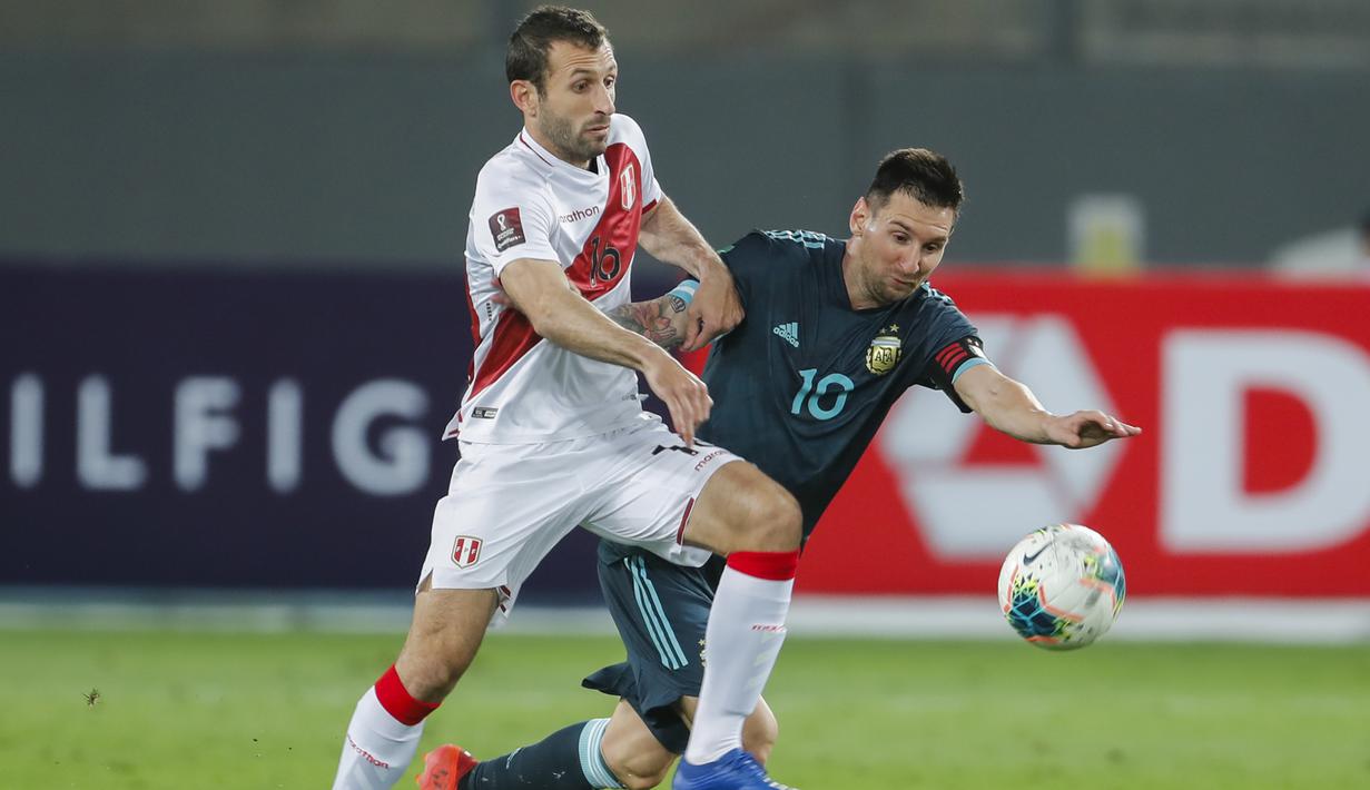 Penyerang Argetina, Lionel Messi, berebut bola dengan gelandang Peru, Horacio Calcaterra, pada laga kualifikasi Piala Dunia 2022 zona CONMEBOl di Estadio Nacional de Lima, Rabu (18/11/2020) pagi WIB. Argentina menang 2-0 atas Peru. (AFP/ Daniel Apuy/pool)
