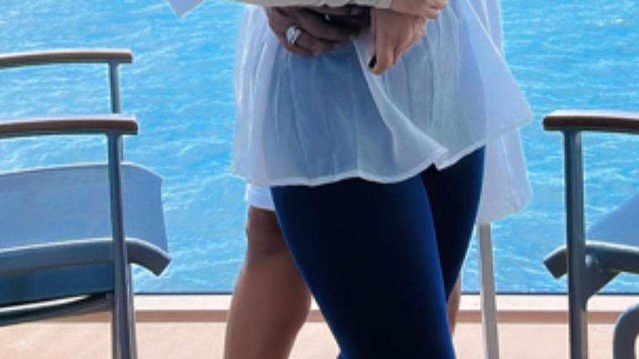⁠Dikenal Tajir Melintir dan Baik Hati, Potret Mesra Haji AW dan Sang Istri yang Cantik Memesona Jadi Sorotan
