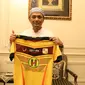 CEO Barito Putera, Hasnuryadi Sulaiman saat berada di rumahnya di Jakarta, (7/6/2017). (Bola.com/Nicklas Hanoatubun)