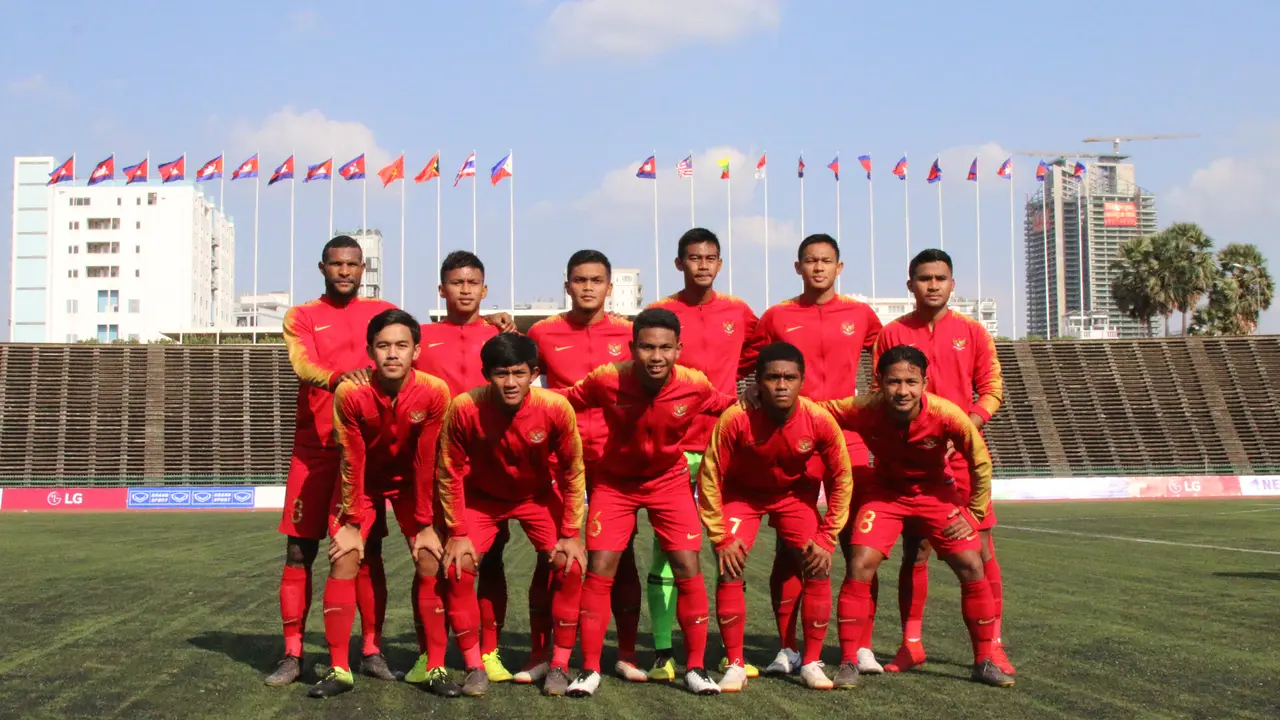 Para pemain Timnas Indonesia U-22 foto bersama sebelum melawan Malaysia U-22 pada laga Piala AFF U-22 2019. (Bola.com/Zulfirdaus Harahap)