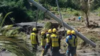 Perbaikan jaringan listrik oleh PLN di lokasi Bajjir Lahar Dingin Semeru  Lumajang (Istimewa)