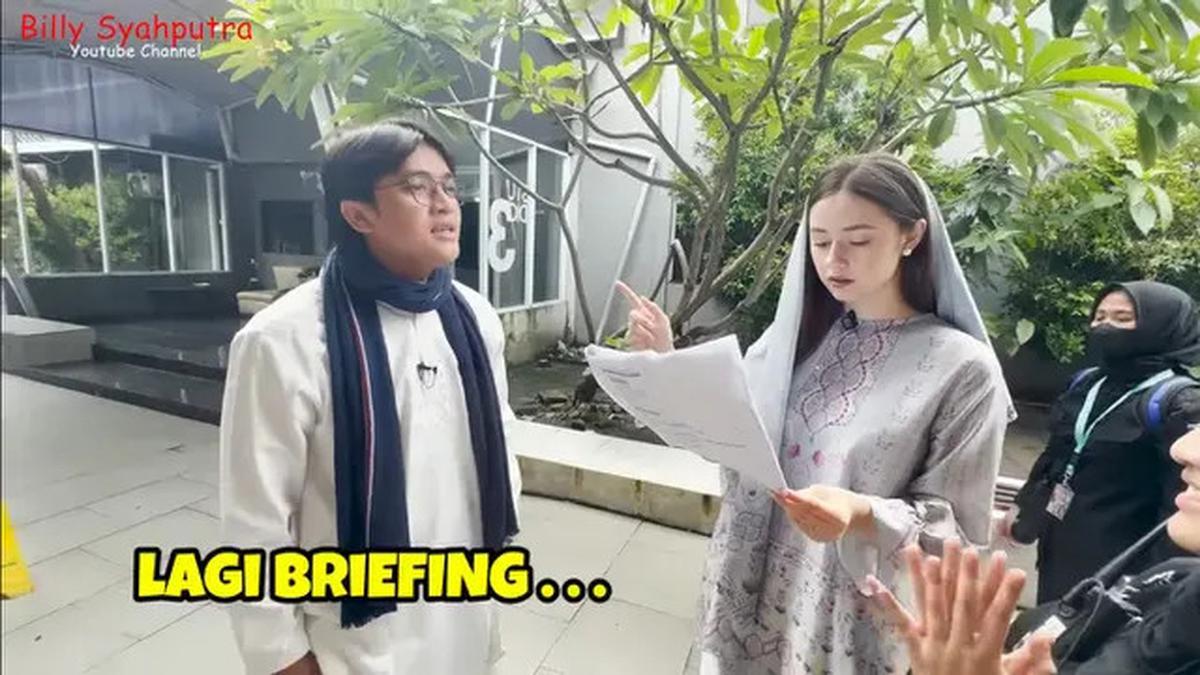 7 Potret Vika Pakai Kerudung, Billy Syahputra Ajari Pacar Bule Agama Islam