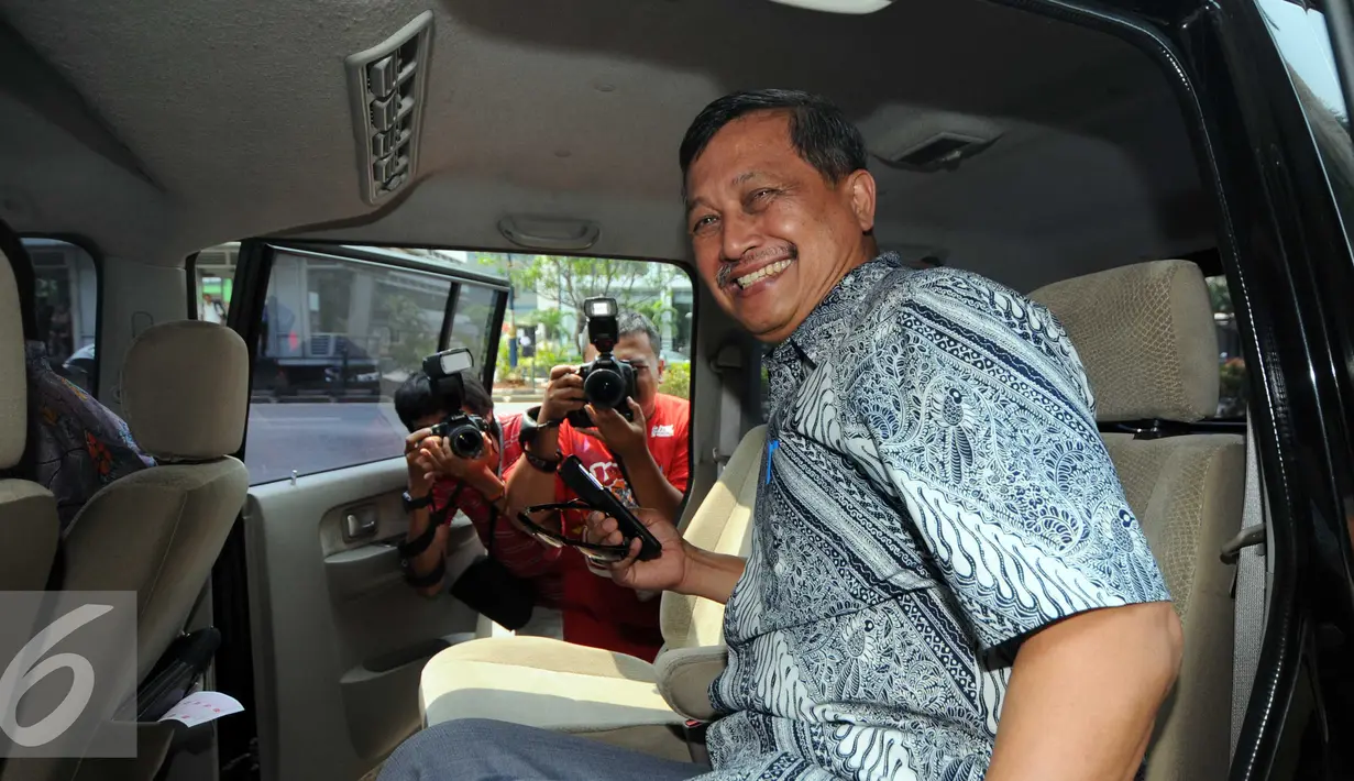Komjen Pol (Purn) Oegroseno saat berada di dalam mobil usai mendatangi KPK, Jakarta, Selasa (17/11). Kedatangan Oegroseno untuk melaporkan Ketua Umum KONI Pusat Tono Suratman terkait dugaan penyalahgunaan anggaran PP PTMSI. (Liputan6.com/Helmi Afandi)
