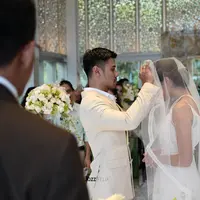 Proses pemberkatan Chicco dan Putri berlangsung intim. Terlihat beberapa keluarga teman dekat menjadi saksi pernikahan yang digelar di Sofitel Bali Nusa Dua. (Foto: Jozz Felix Photography/#MrandMrsJerikho)