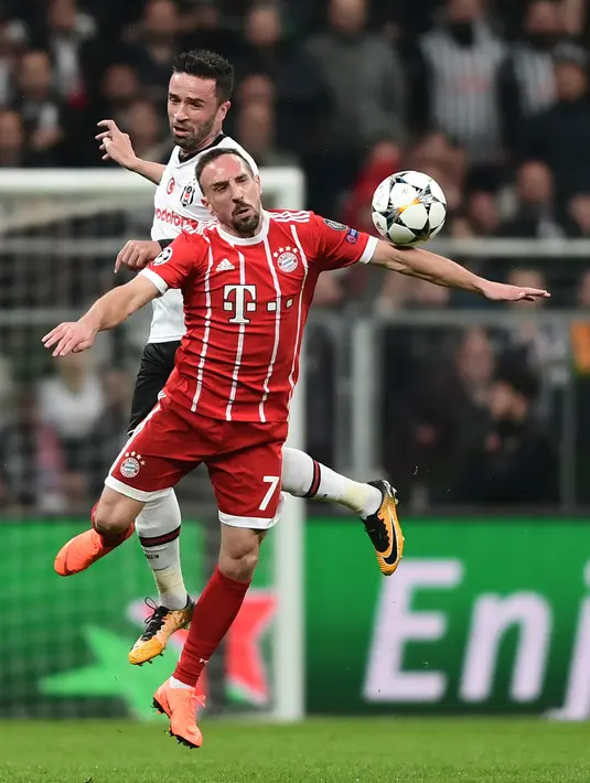Gelandang Bayern Munchen Franck Ribery berebut bola dengan bek Besiktas Gokhan Gonul saat pertandingan Liga Champions leg kedua di stadion Vodafone Arena di Istanbul (14/3). Kemenangan itu membuat Munchen unggul agregat 1-8. (AFP/Ozan Kose)