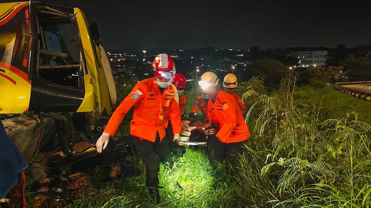 FOTO: Basarnas Evakuasi Korban Kecelakaan Bus Maut di Tol Krapyak
