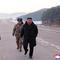 Pemimpin Korea Utara Kim Jong Un saat meninjau uji terbang rudal hipersonik di Pyongyang, Minggu (4/1/2026). (Dok. Korean Central News Agency/Korea News Service via AP)