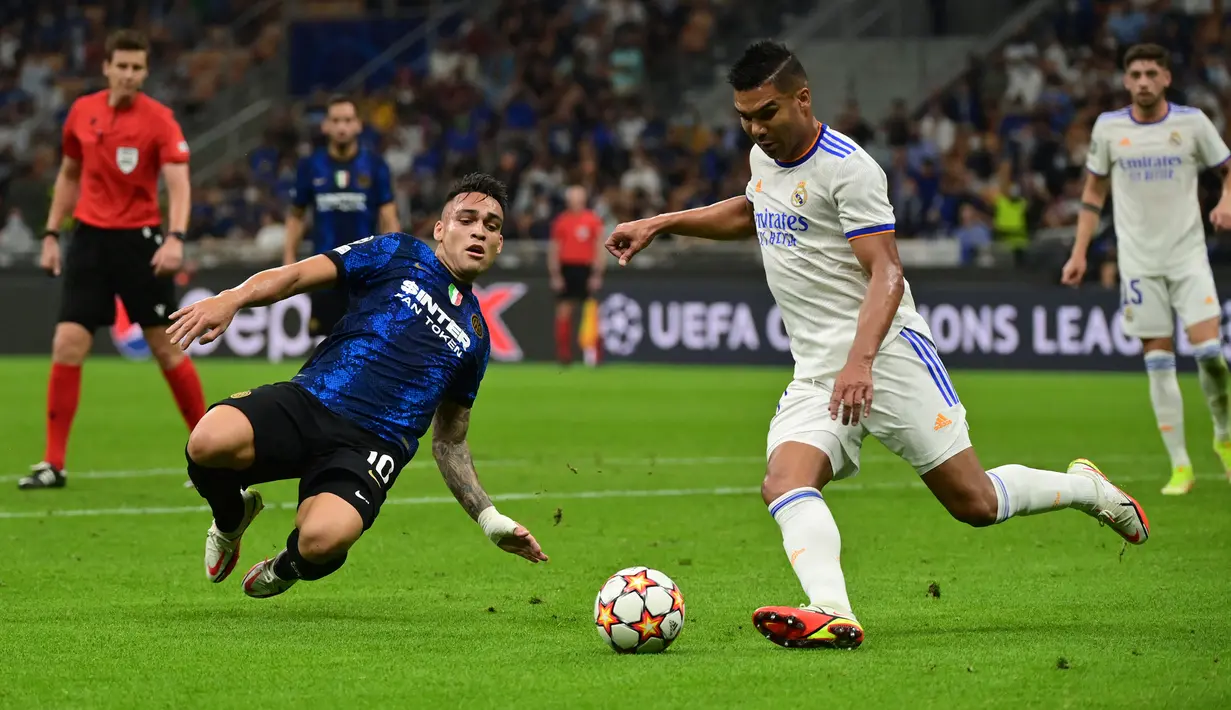Usai itu giliran Real Madrid yang memiliki peluang. Casemiro yang melakukan akselerasi dari tengah berhasil mendapat celah di pertahanan Inter dan melepaskan tembakan yang masih melenceng tipis di kanan gawang Samir Handanovic. (Foto: AFP/Miguel Medina)