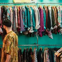 Ilustrasi membeli pakaian bekas. (Image by Freepik)