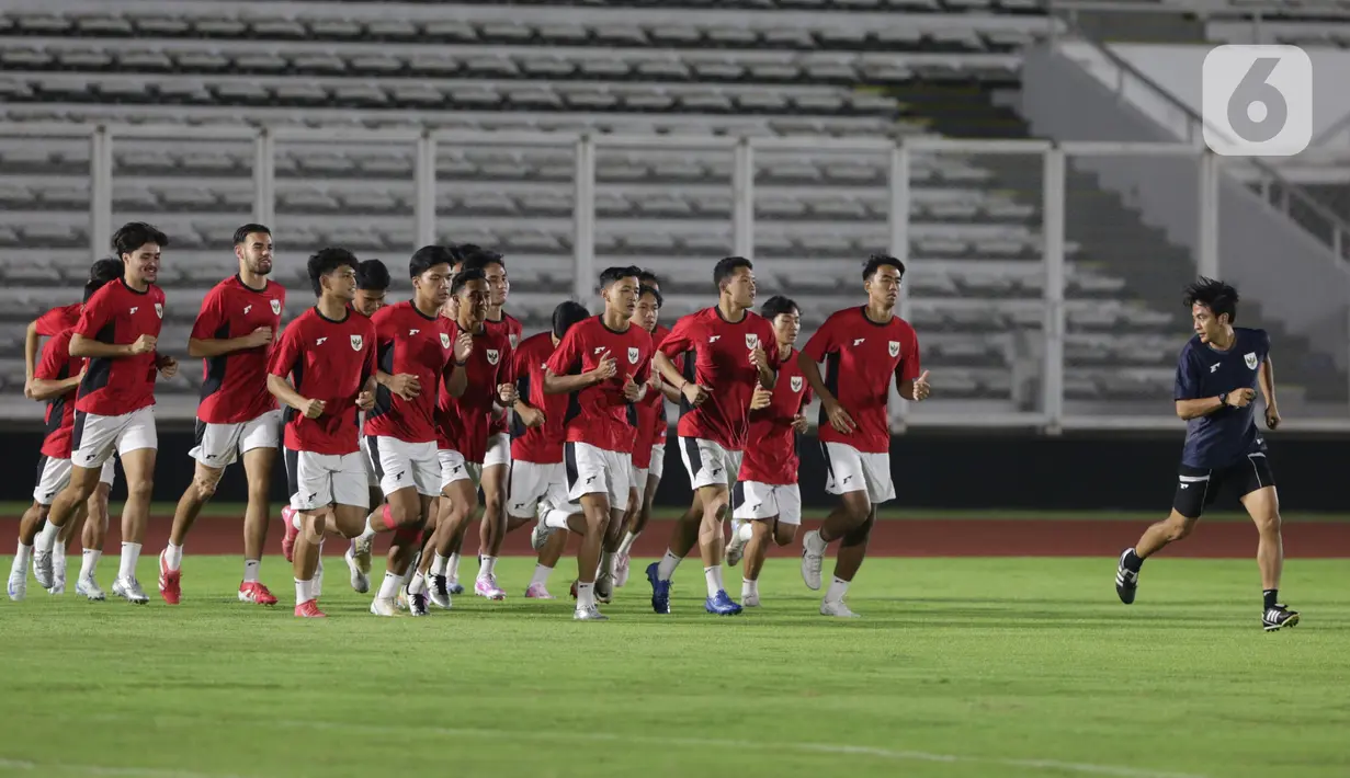 Sejumlah pemain Timnas Indonesia saat sesi latihan jelang laga Semifinal Piala AFF U-23 2025 di Stadion Madya Gelora Bung Karno, Senayan, Jakarta, Kamis (24/7/2025). (Liputan6.com/Helmi Fithriansyah)
