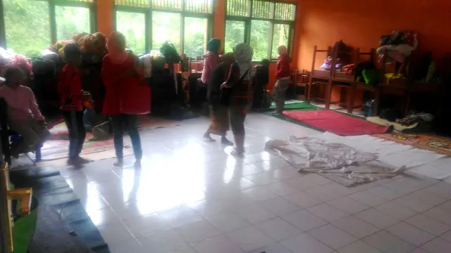 Pengungsi di SD Negeri 2 Sirongge akibat gerakan tanah Dusun Sawangan. (Foto: Liputan6.com/BPBD Banjarnegara/Muhamad Ridlo)