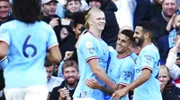 Striker Manchester City, Erling Haaland disambut rekan-rekannya usai mencetak gol ke gawang Southampton dalam lanjutan Liga Inggris 2022/2023, Sabtu (8/10/2022) malam WIB. (AP Photo/Jon Super)