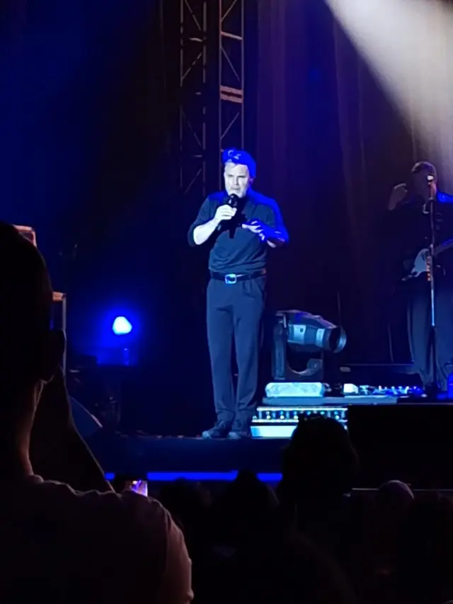 Gary Barlow dalam konser Take That di Tennis Indoor Senayan Jakarta Pusat, Rabu (13/11/2024). (Ratnaning Asih/ Liputan6.com)