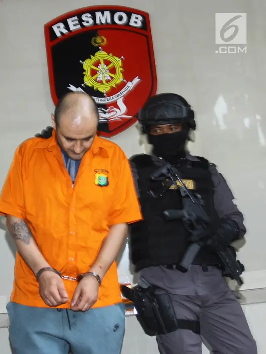 Polisi menggiring WNA pelaku pemalsuan dan pencurian data elektronik (skimming) di Polda Metro Jaya, Jakarta, Senin (19/3). Polisi menyita 196 kartu ATM, dua alat deep skimmer, laptop, paspor, dan uang tunai Rp 50 juta. (Liputan6.com/Arya Manggala)