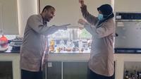 Tim laboratorium BSPJI Palembang saat menguji salah satu produk industri di Indonesia (Liputan6.com / Nefri Inge)
