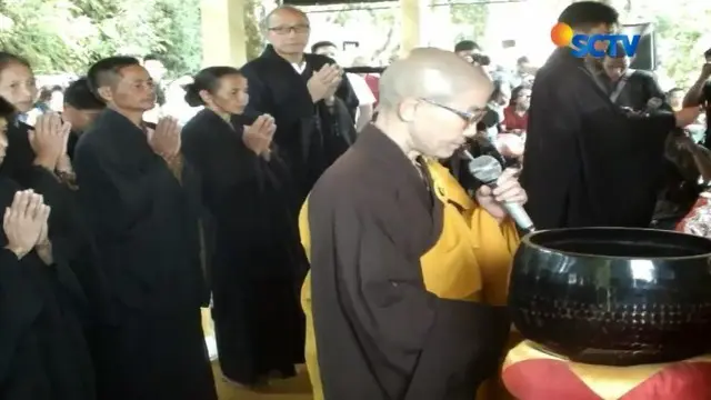 Ratusan umat Buddha melakukan pengambilan air berkah di Temanggung, Jawa Tengah. Sementara di Magelang, ratusan biksu menggelar ritual pindapata, yakni meminta sedekah dari warga.