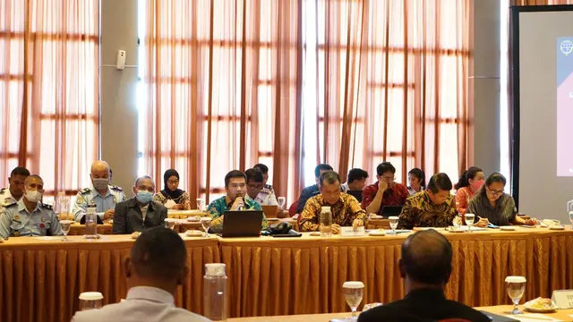 Pembahasan SOP dan persiapan uji coba operasional bus Antar Lintas Batas Negara yang akan dioperasikan oleh DAMRI dengan rute Kupang-Dili di Hotel Sotis Kupang. (Dok Kemenhub)