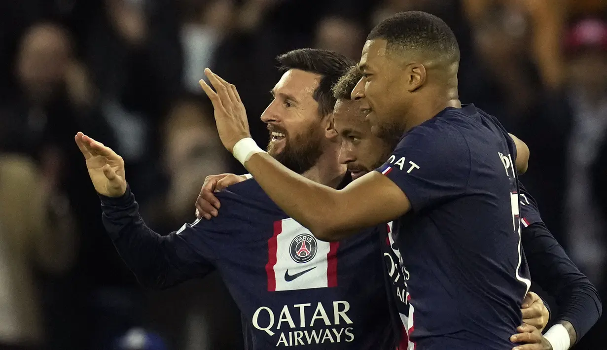 Penyerang Paris Saint Germain (PSG) Neymar berselebrasi dengan Lionel Messi dan Kylian Mbappe setelah mencetak gol ketiga timnya ke gawang Maccabi Haifa pada dalam matchday kelima Grup H Liga Champions 2022/23 di Parc des Princes, Rabu (26/10/2022) dinihari WIB.  PSG sukses membantai Maccabi Haifa dengan skor mentereng 7-2. (AP Photo/Christophe Ena)