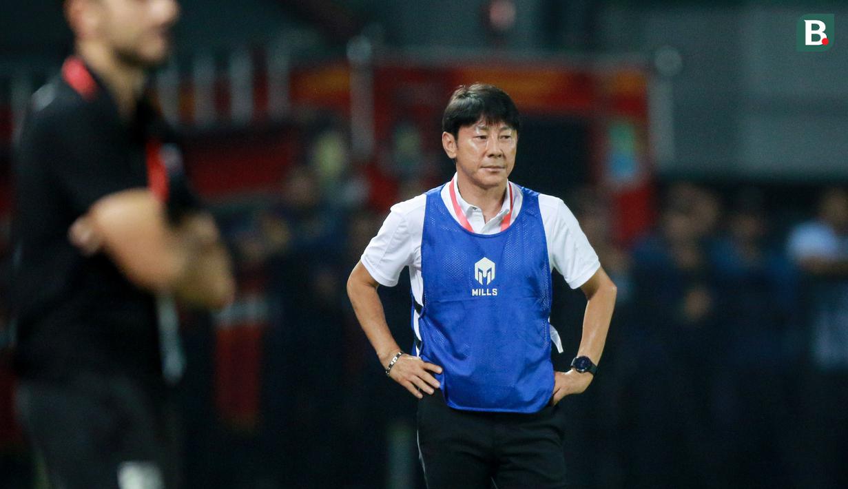 Ada yang beda saat Shin Tae-yong mendampingi Timnas Indonesia U-19 menghadapi Thailand di laga ketiga Grup A, Piala AFF U-19. (Bola.com/Bagaskara Lazuardi)