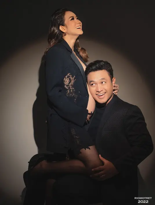 <p>Paras cantik Adiezty Fersa didukung oleh outfit serba hitam dari Versace. Mengenakan bra yang dilapisi dengan blazer unik yang memiliki detail lace di bagian pinggang. Outfit ini dipadukan dengan stocking berdetail lace yang membuatnya tampil seksi (instagram/gilangdirga)</p>